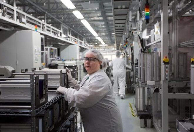 Funcionária trabalha em fábrica em Oregon, Estados Unidos