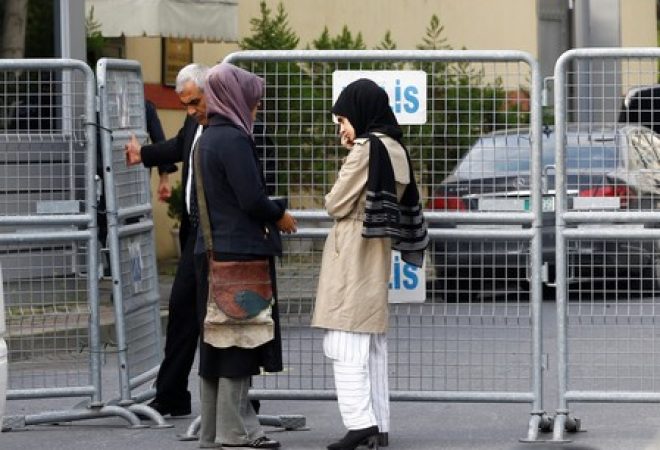 Noiva do jornalista saudita assassinado Jama Khashoggi e uma amiga esperam do lado de fora do consultado da Arábia Saudita em Istambul