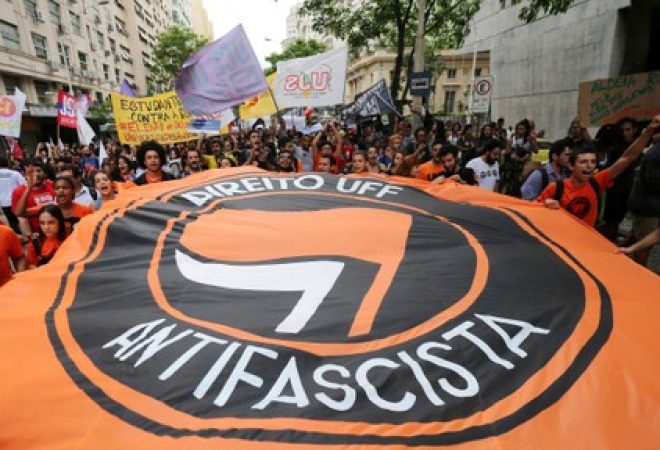 Estudantes protestam em frente ao Tribunal Regional Eleitoral no Rio de Janeiro