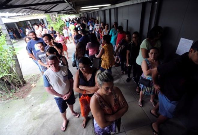Pessoas fazem fila para votar em segundo turno das eleições no Rio de Janeiro