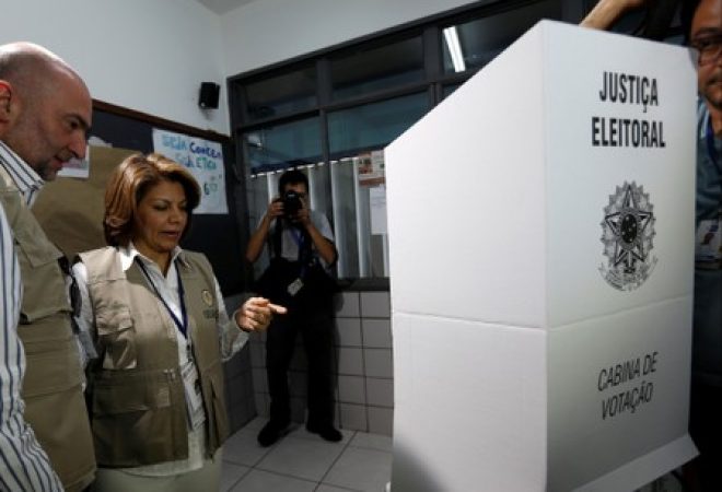 Chefe da missão de observadores da OEA, Laura Chinchilla, visita seção eleitoral em Brasília