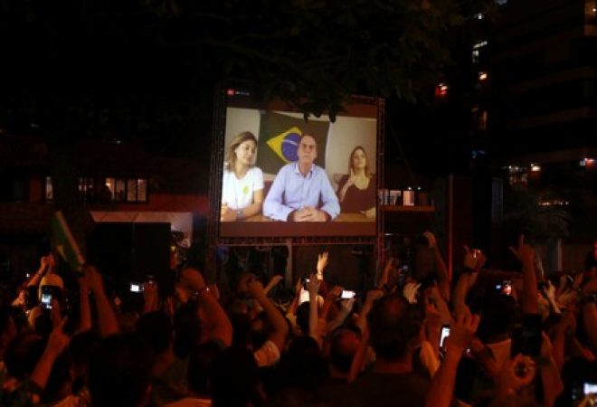 Apoiadores de Jair Bolsonaro acompanham pronunciamento do presidente eleito no Rio de Janeiro