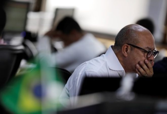 Traders trabalham na corretora Spinelli investHB em São Paulo