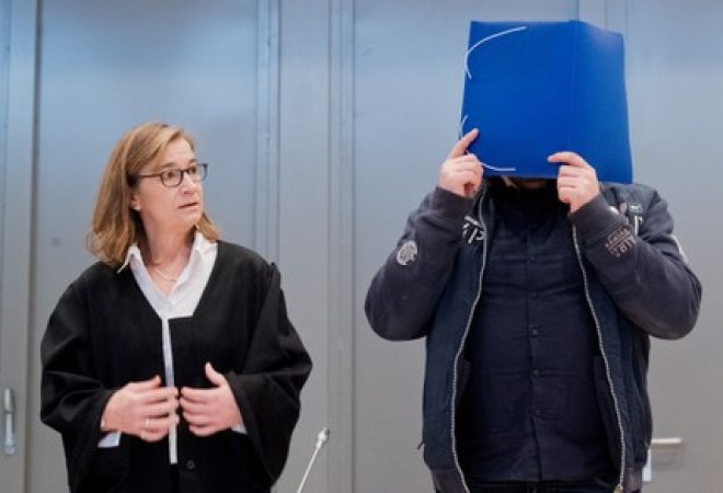 Enfermeiro Niels Hoegel chega para julgamento em Oldemburgo, na Alemanha