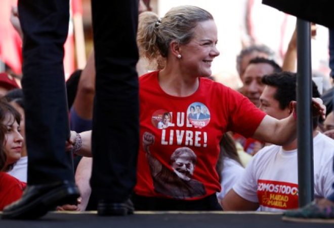 Gleisi Hoffmann durante evento de campanha em Curitiba