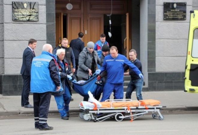 Equipe de resgate em local de ataque em Arkhangelsk, na Rússia