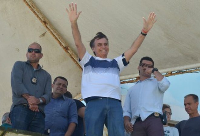 Presidente eleito Jair Bolsonaro acena durante visita à praia da Barra da Tijuca para assistir a uma apresentação de aviões