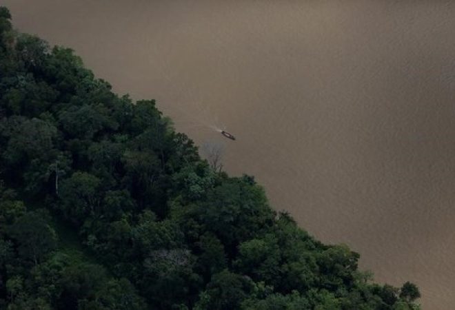 Barco em rio dentro de reserva ambiental em Uarini, no Estado do Amazonas