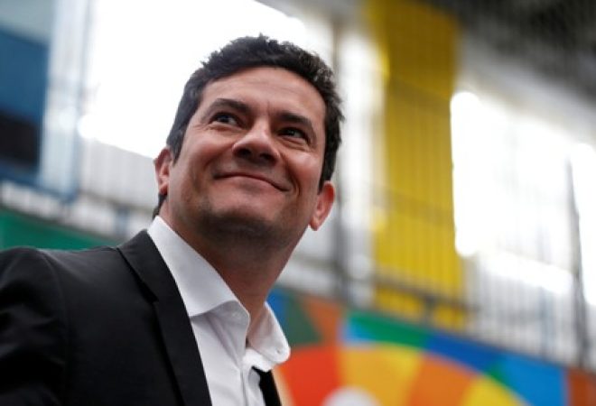 Moro aguarda para votar em Curitiba