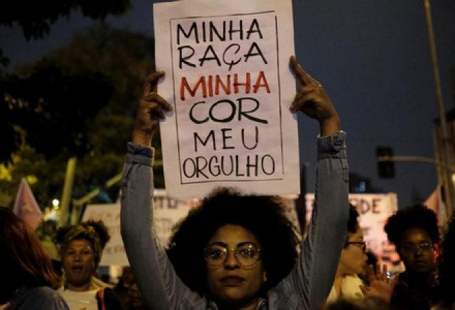 Manifestantes contra o racismo em São Paulo