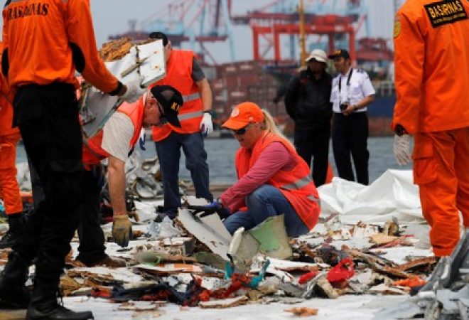 Especialistas examinam destroços de avião da Lion Air que caiu na Indonésia