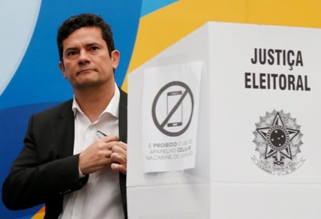 Juiz federal Sérgio Moro após registrar seu voto em seção eleitoral de Curitiba