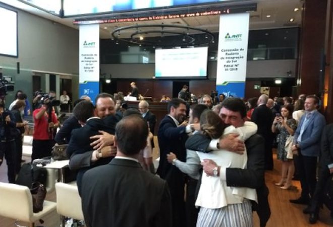 Executivos do grupo CCR comemoram vitória em leilão da RIS na B3