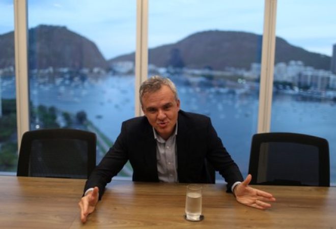 Luciano Siani, diretor financeiro da mineradora brasileira Vale, fala durante entrevista à Reuters no Rio de Janeiro