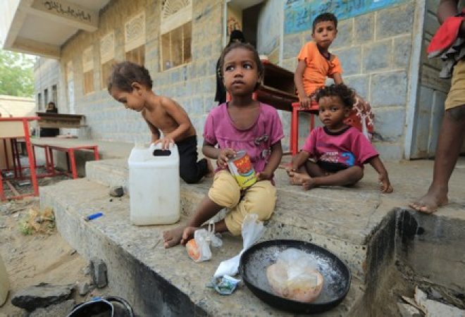 Crianças refugiadas em uma escola onde vivem com suas famílias em al-Qatea, próxima a Hodeidah, onde estão caminhões com ajuda humanitária. 16/07/2018.  REUTERS/Abduljabbar Zeyad