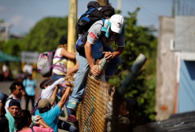 Salvadorenhos, parte de uma caravana viajando para os EUA, voltam para o lado guatemalteco da fronteira, pois não aceitam as condições para ficar no México, em Tecun Uman, Guatemala