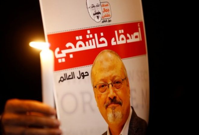 Manifestante segura cartaz com foto do jornalista saudita Jamal Khashoggi em Istambul, na Turquia