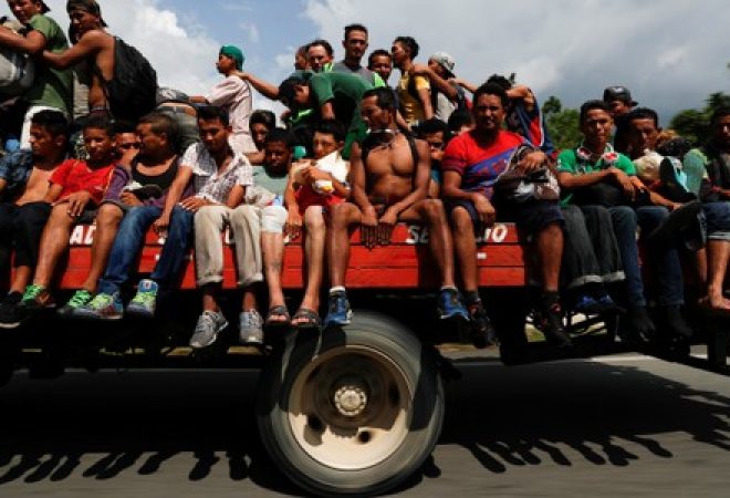 Imigrantes de países da América Central de uma caravana que atravessa o México rumo aos Estados Unidos viajam de caminhão de Pijijiapan para Arriaga