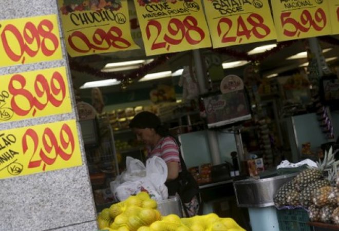 Consumidora em mercado do Rio de Janeiro