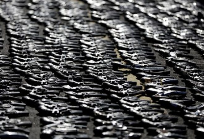 Armas apreendidas são vistas no Rio de Janeiro