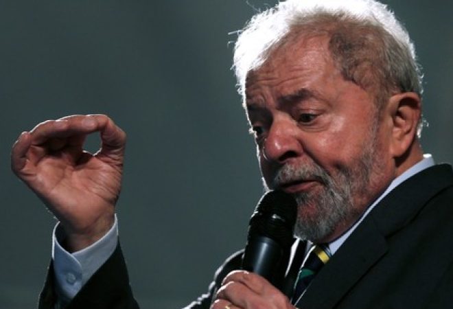 Ex-presidente Luiz Inácio Lula da Silva discursa após prestar depoimento em Curitiba
