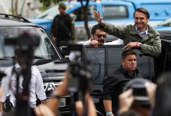 Presidente-eleito Jair Bolsonaro acena de carro no Rio de Janeiro, Brasil