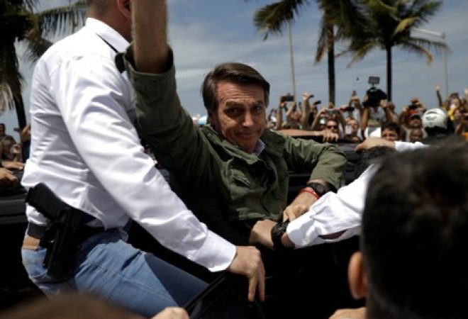 Jair Bolsonaro acena para simpatizantes após votar no Rio de Janeiro