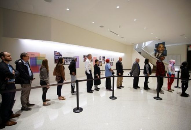 Eleitores esperam para votar em Georgia, Estados Unidos