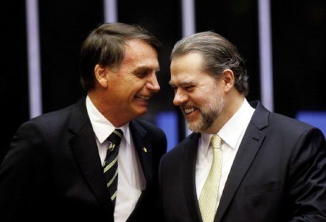 Presidente eleito, Jair Bolsonaro, conversa com presidente do STF, Dias Toffoli, durante celebração dos 30 anos da Constituição brasiliera no Congresso Nacional em Brasília, Distrito Federal