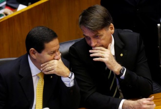 Presidente eleito Jair Bolsonaro conversa com vice-presidente eleito Hamilton Mourão durante sessão do Congresso Nacional