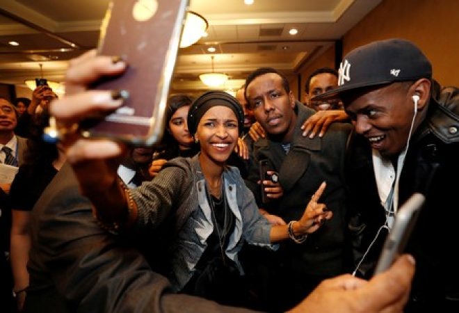 Candidata democrata ao Congresso Ilhan Omar ao lado de apoiadores em Minneapolis