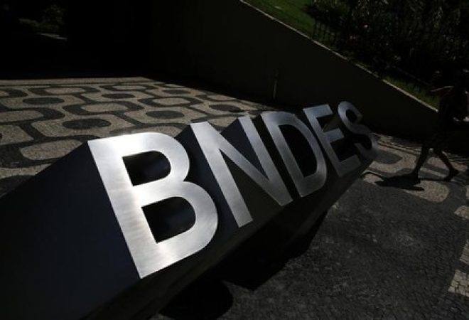 Logo do BNDES na entrada da sede do banco no Rio de Janeiro