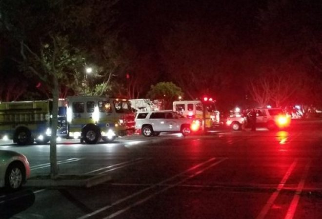 Socorristas são vistos do lado de fora de bar em Thousand Oaks, na Califórnia