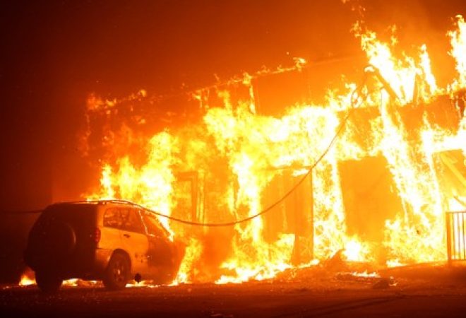 Incêndio florestal consome edifício em Paradise, na Califórnia