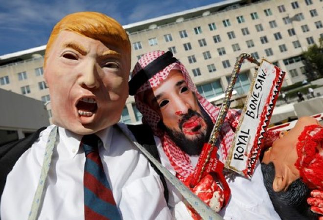Ativistas vestidos como presidente dos EUA, Donald Trump, e príncipe saudita, Jamal Khashoggi, durante protesto em frente ao Departamento de Estado dos EUA em Washington