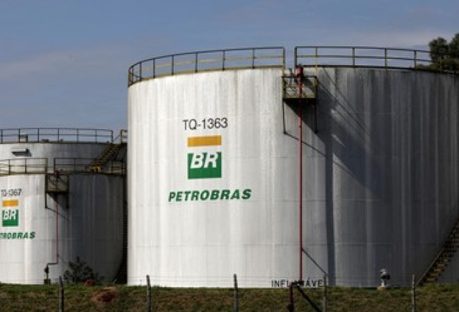 Tanques de armazenamento em refinaria da Petrobras em Paulinia, São Paulo