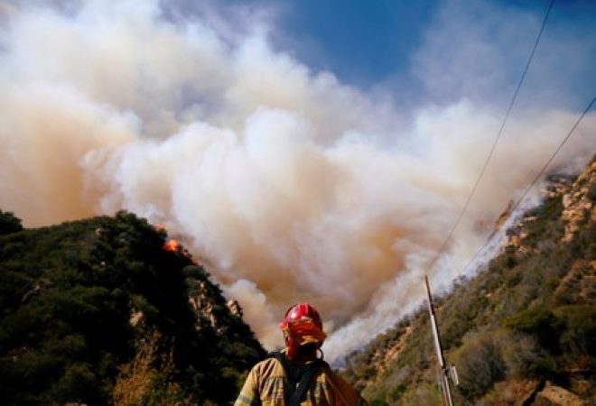 Bombeiros combatem incêndio na Califórnia