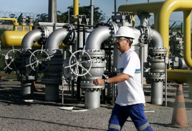 Funcionário passa por estação de regulação de gás natural em Cubatão, São Paulo