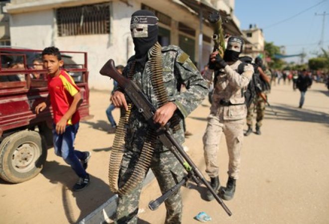 Militantes da brigada Al-Nasser Saladin participam de enterro de comandante palestino Khaled Qwaider