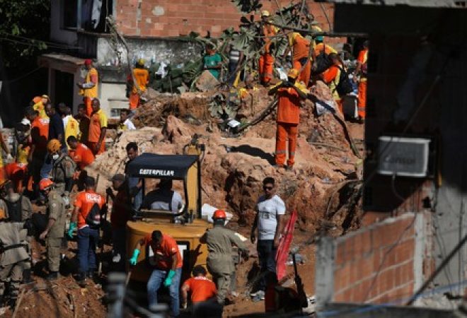 Equipes de resgate em local de deslizamento em Niterói (RJ)