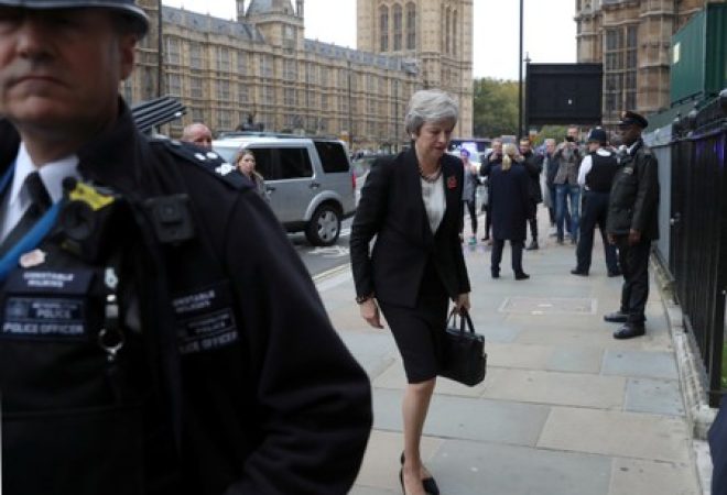 Premiê britânica, Theresa May, em frente ao Parlamento, em Londres