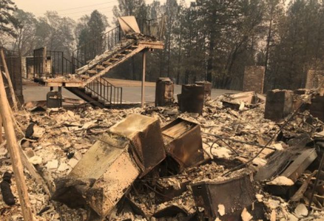 Área devastada por incêndio em Paradise