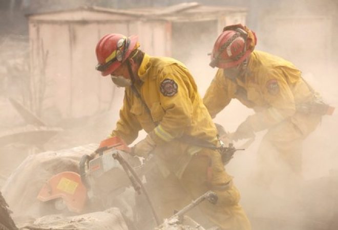 Bombeiros vasculham casa destruída pelo Incêndio Fire em Paradise, na Califórnia