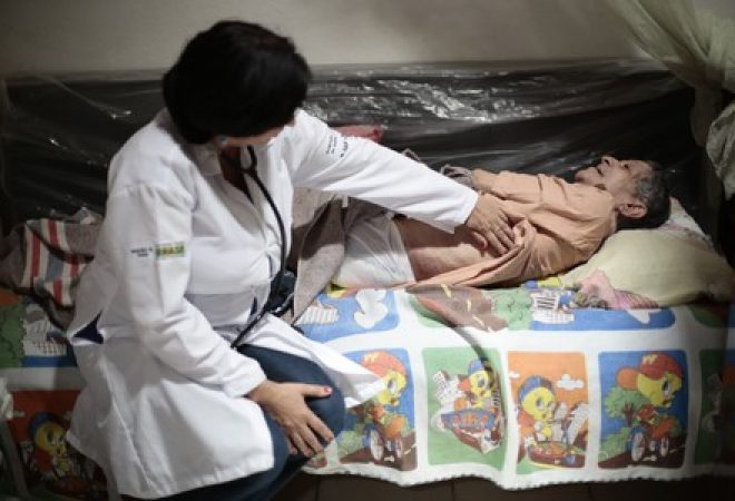 Médica cubana atende paciente em casa na cidade baiana de Itiuba