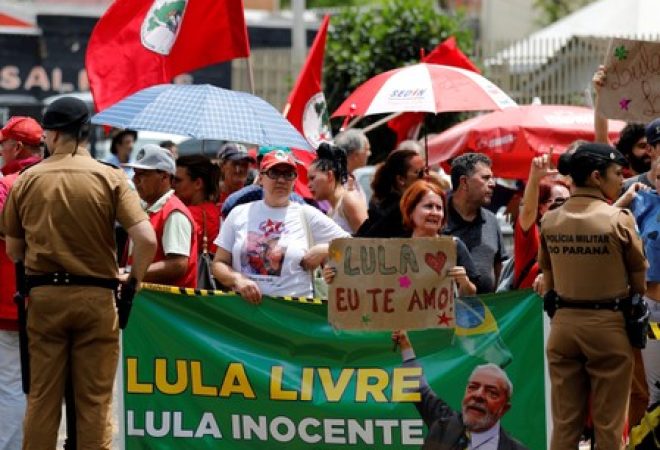 Apoiadores de Lula perto da sede da PF em Curitiba