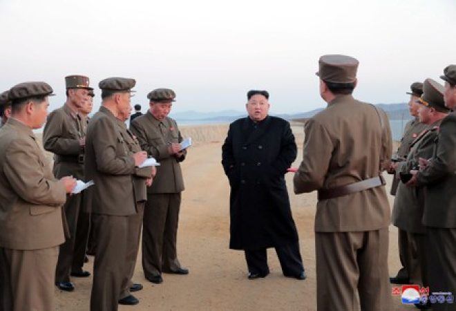 Líder norte-coreano, Kim Jong Un, durante teste de nova arma tática