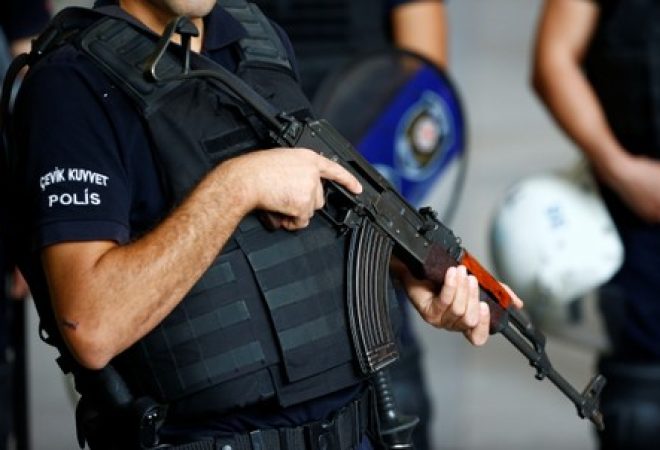 Policial turco em Izmir
