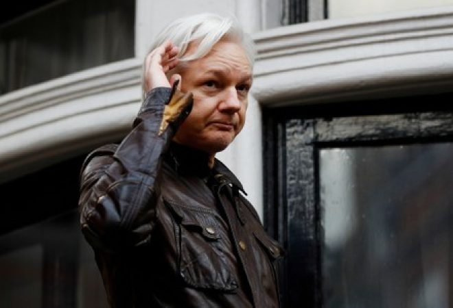 Fundador do WikiLeaks, Julian Assange, na embaixada do Equador em Londres, onde está abrigado