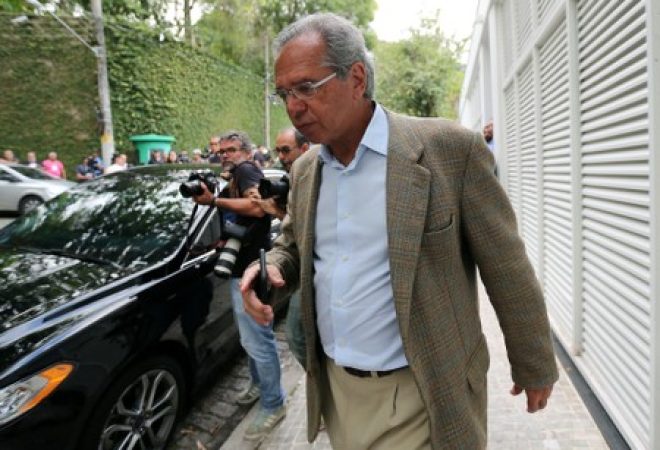 Paulo Guedes, futuro ministro da Economia do próximo governo,  deixa encontro com presidente eleito Jair Bolsonaro
