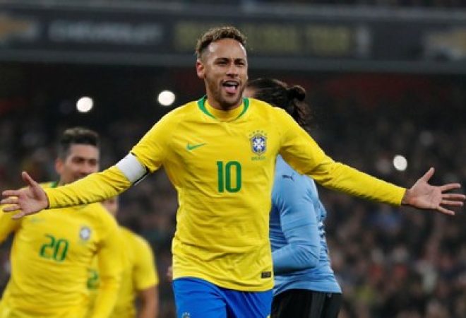 Neymar comemora gol marcado contra o Uruguai em amistoso em Londres